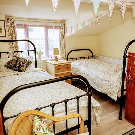 Spacious Charming Cottage Near Lake And Sea Хорнси Экстерьер фото