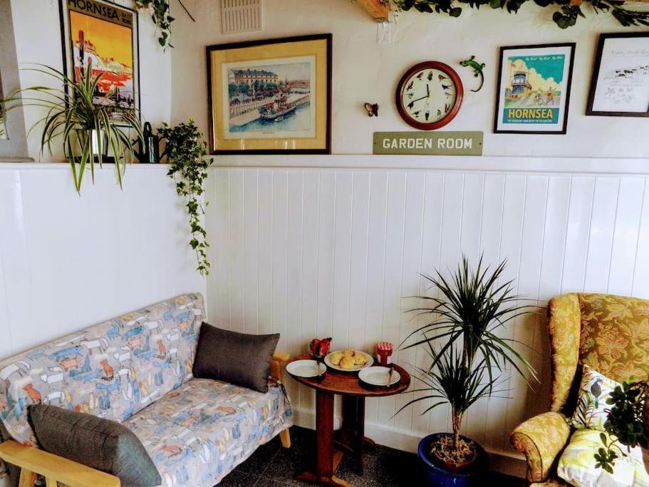 Spacious Charming Cottage Near Lake And Sea Хорнси Экстерьер фото