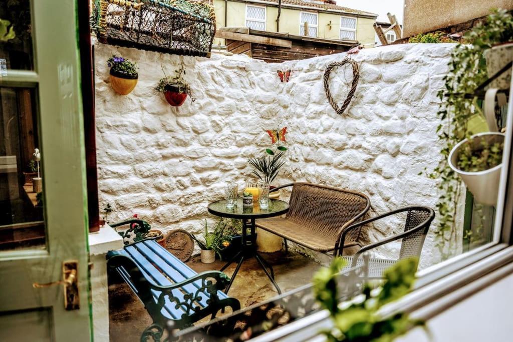 Spacious Charming Cottage Near Lake And Sea Хорнси Экстерьер фото