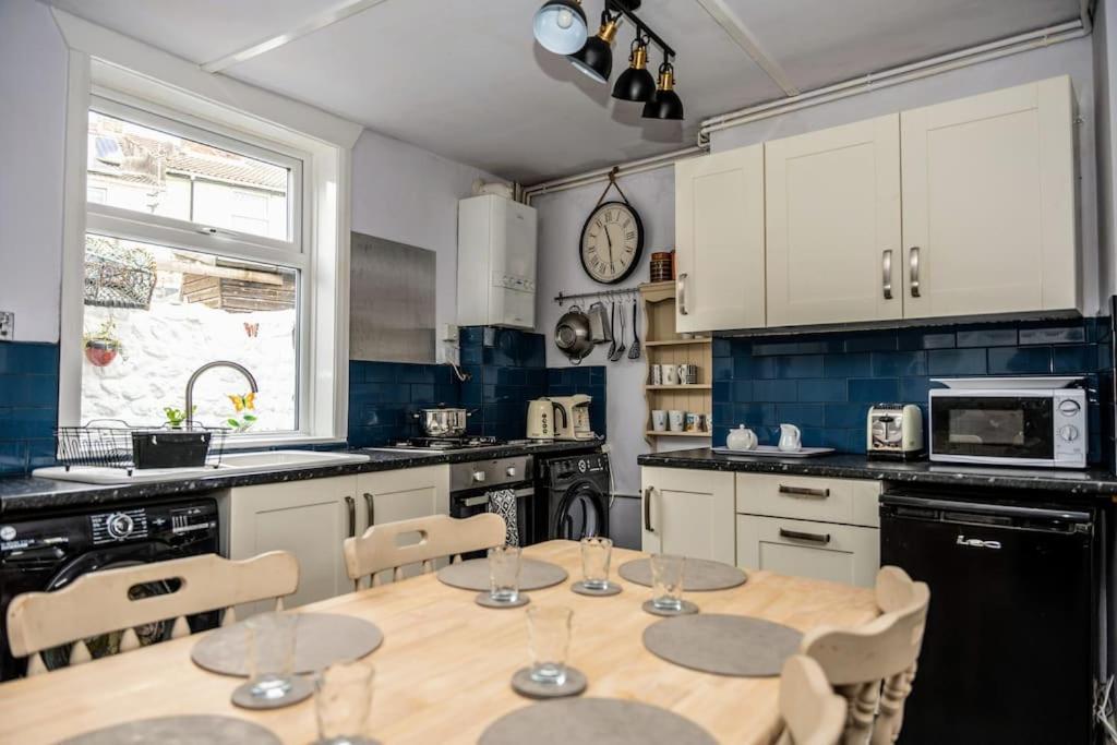 Spacious Charming Cottage Near Lake And Sea Хорнси Экстерьер фото